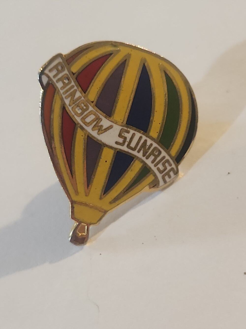 PIN HOT AIR BALLOON RAINBOW SUNRISE COLOR COLLECTION BADGE PRIDE